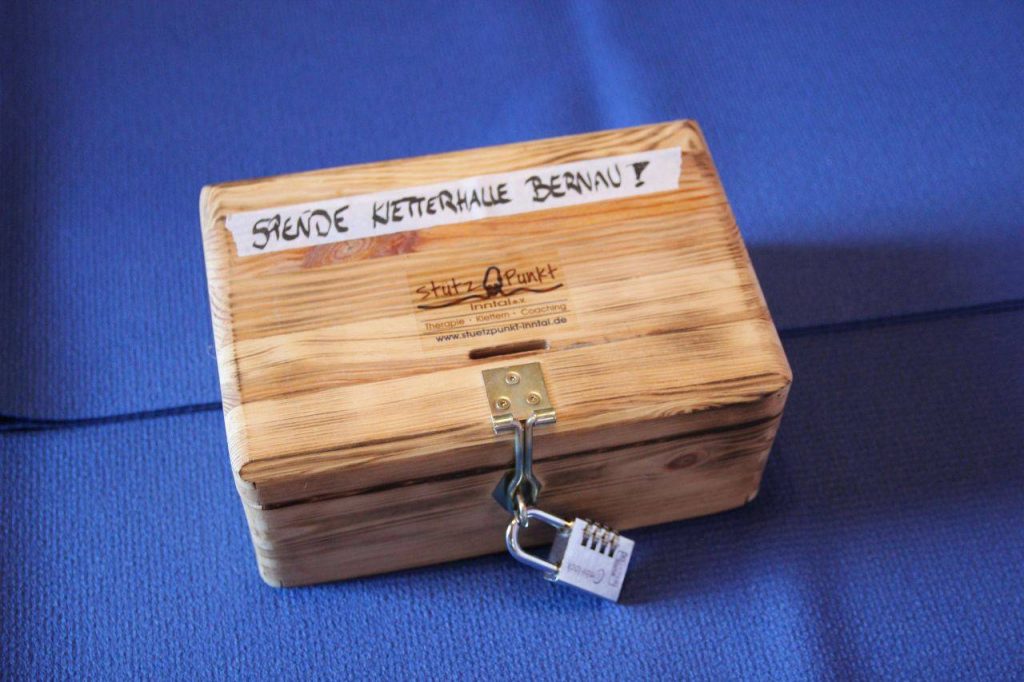 Foto einer Spendenbox aus Holz