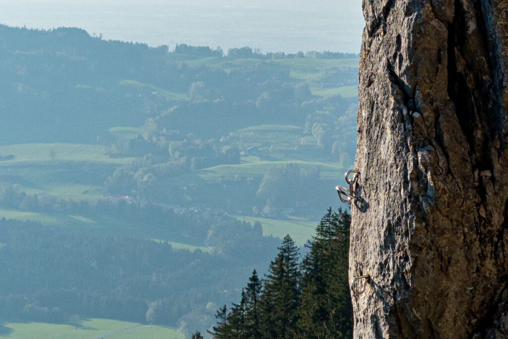 Nahaufnahme Kletterhaken am Lamprechtsfels Panorama